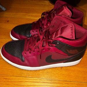 Jordan 1 mid maroon sz13